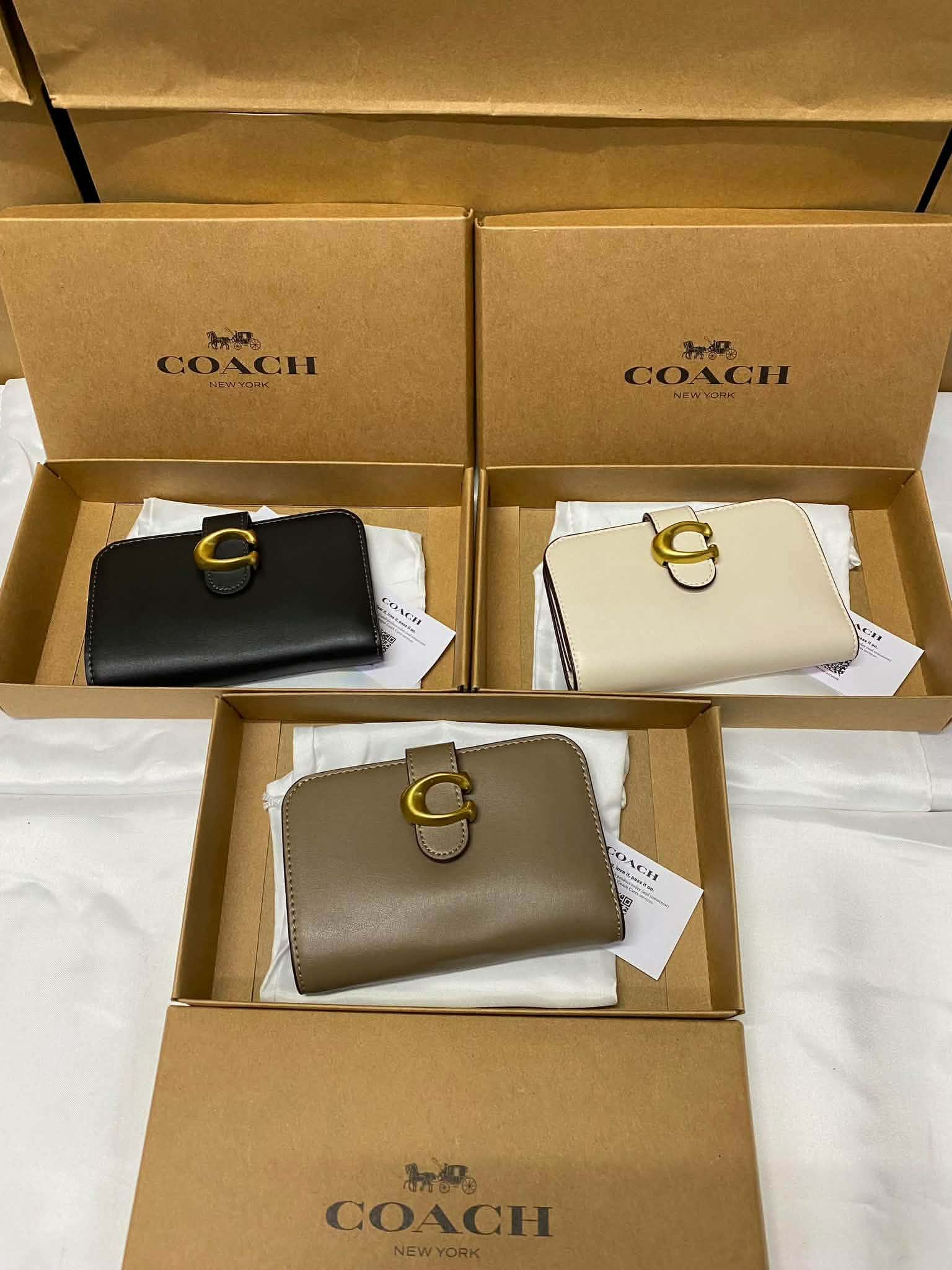 Elegant Leather Cardholder Wallet with Gold Hardware (Lux4less)